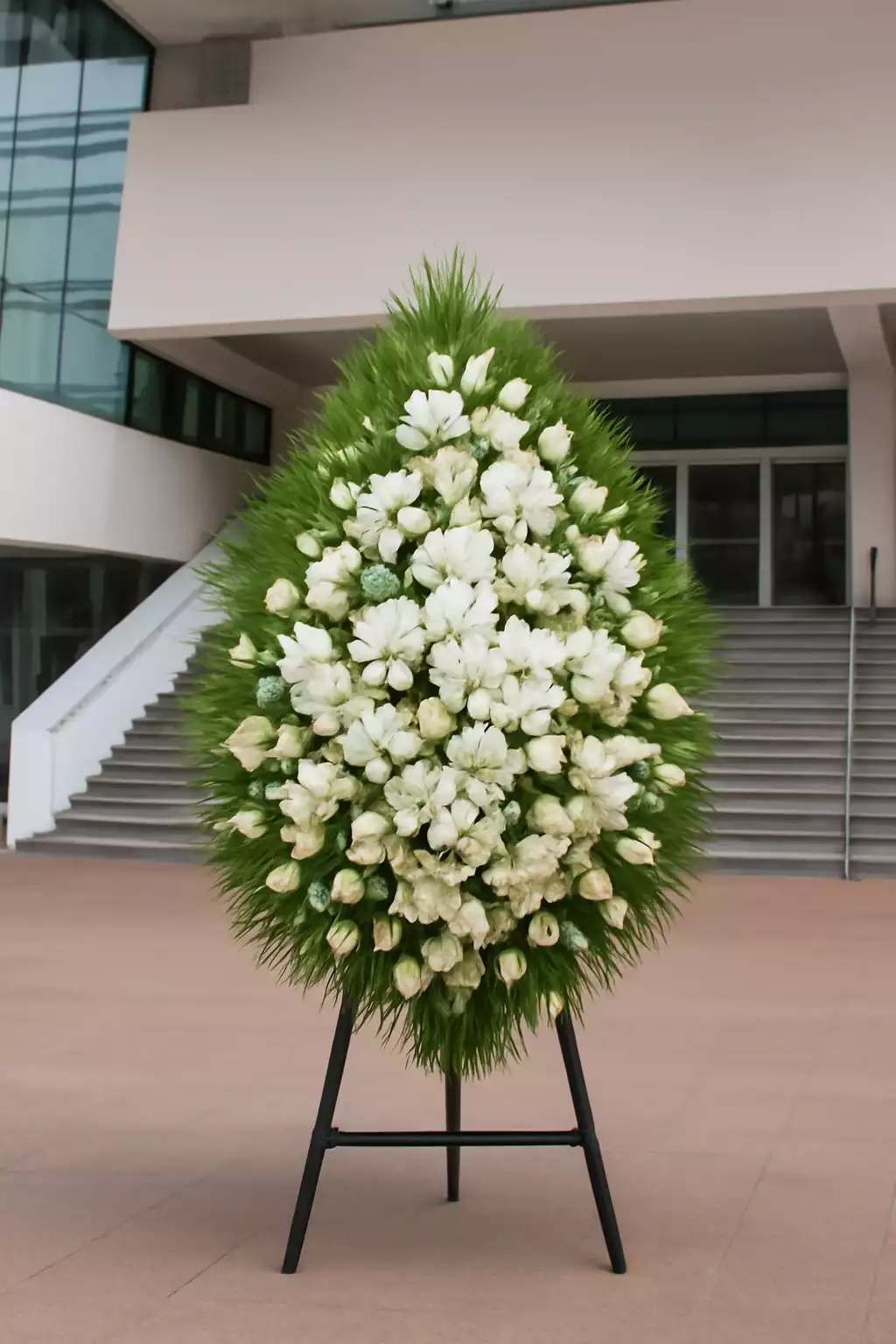 تاج گل ترحیم شیک و لاکچری  انتخابی برای انتقال احترام و آرامش