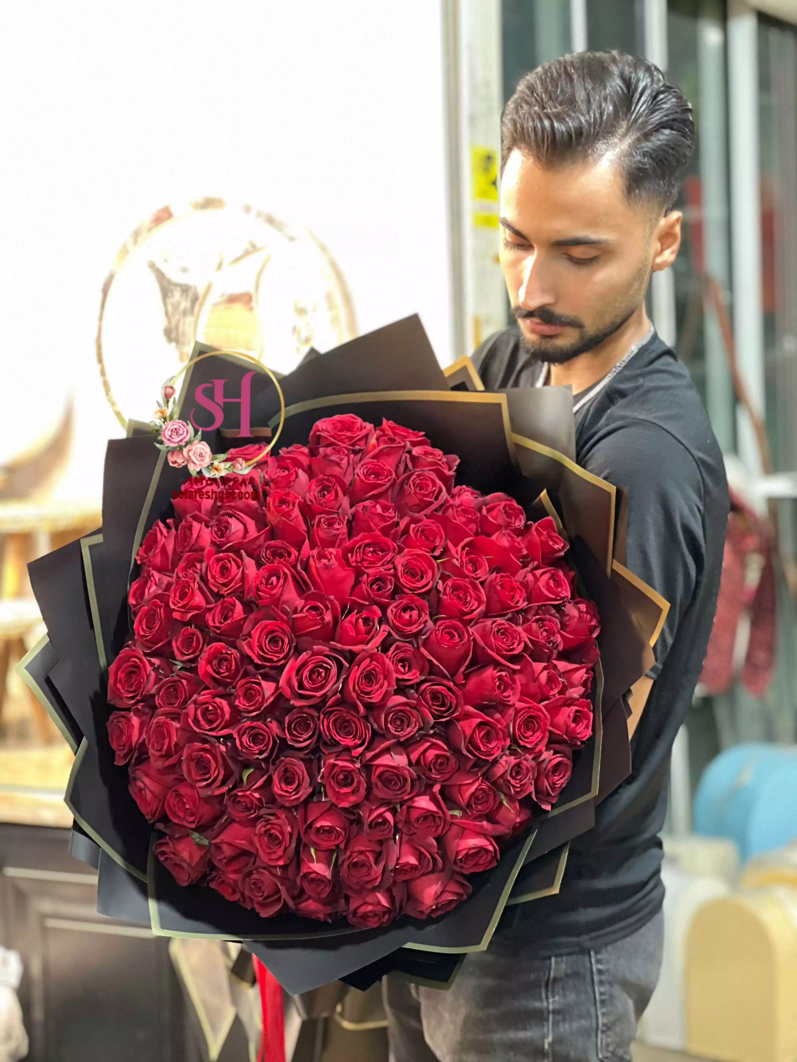 دسته گل تبریک هوری 100شاخه